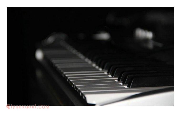 为什么钢琴家在演奏时会闭上眼睛 