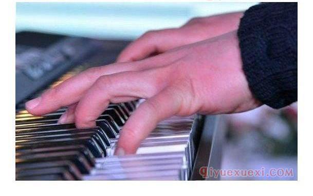 电子琴一个手指同时弹两个键行吗？