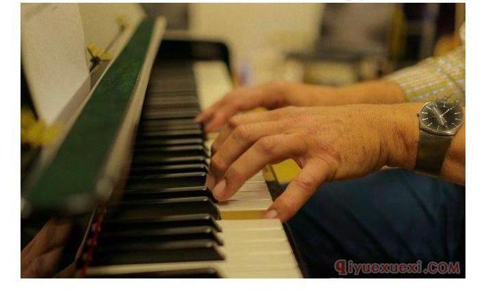练钢琴究竟要不要高抬指？
