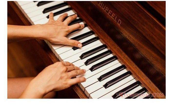 如何练习钢琴指法？