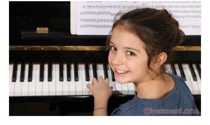 钢琴初学者如何掌握正确坐姿？