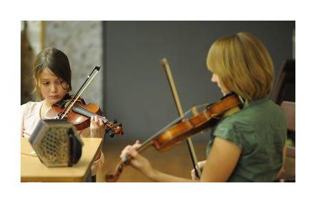 练习小提琴曲目时使用的各种弓法