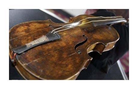 泰坦尼克号下沉幸存的小提琴在英国成功拍卖