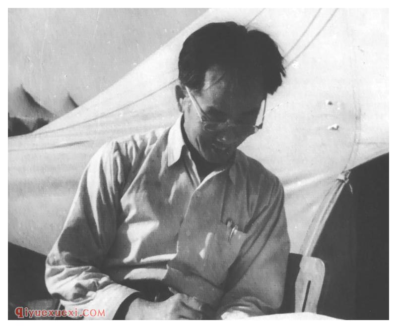 1958年秋，贺绿汀在十三陵水库工地帐蓬前创作《十三陵水库大合唱》。